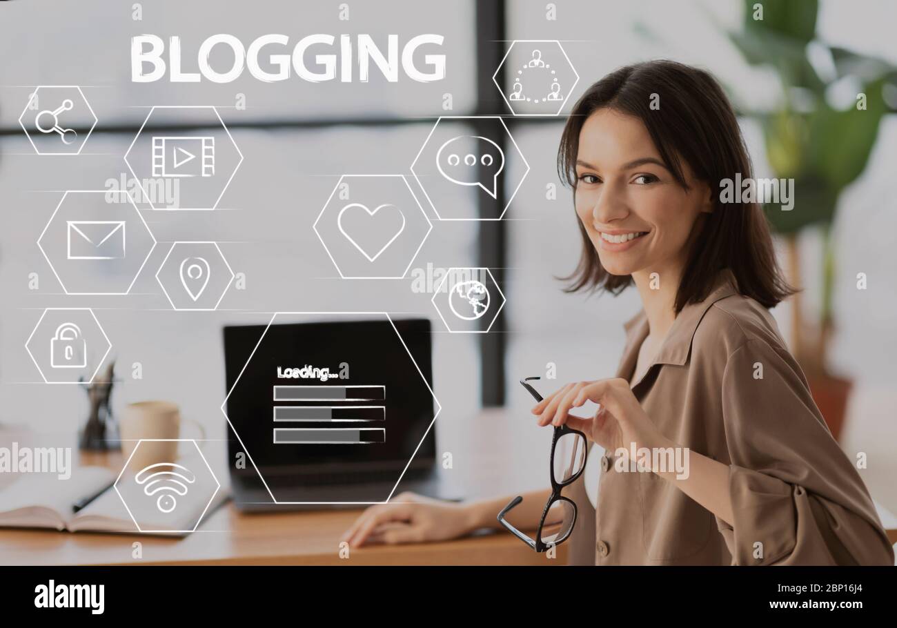 Femme millénaire avec ordinateur portable assis à la table dans le bureau à domicile, collage avec icônes de blogging sur écran virtuel Banque D'Images