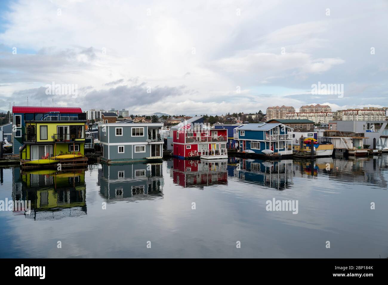 Maisons flottantes sur le port de Victoria. Banque D'Images