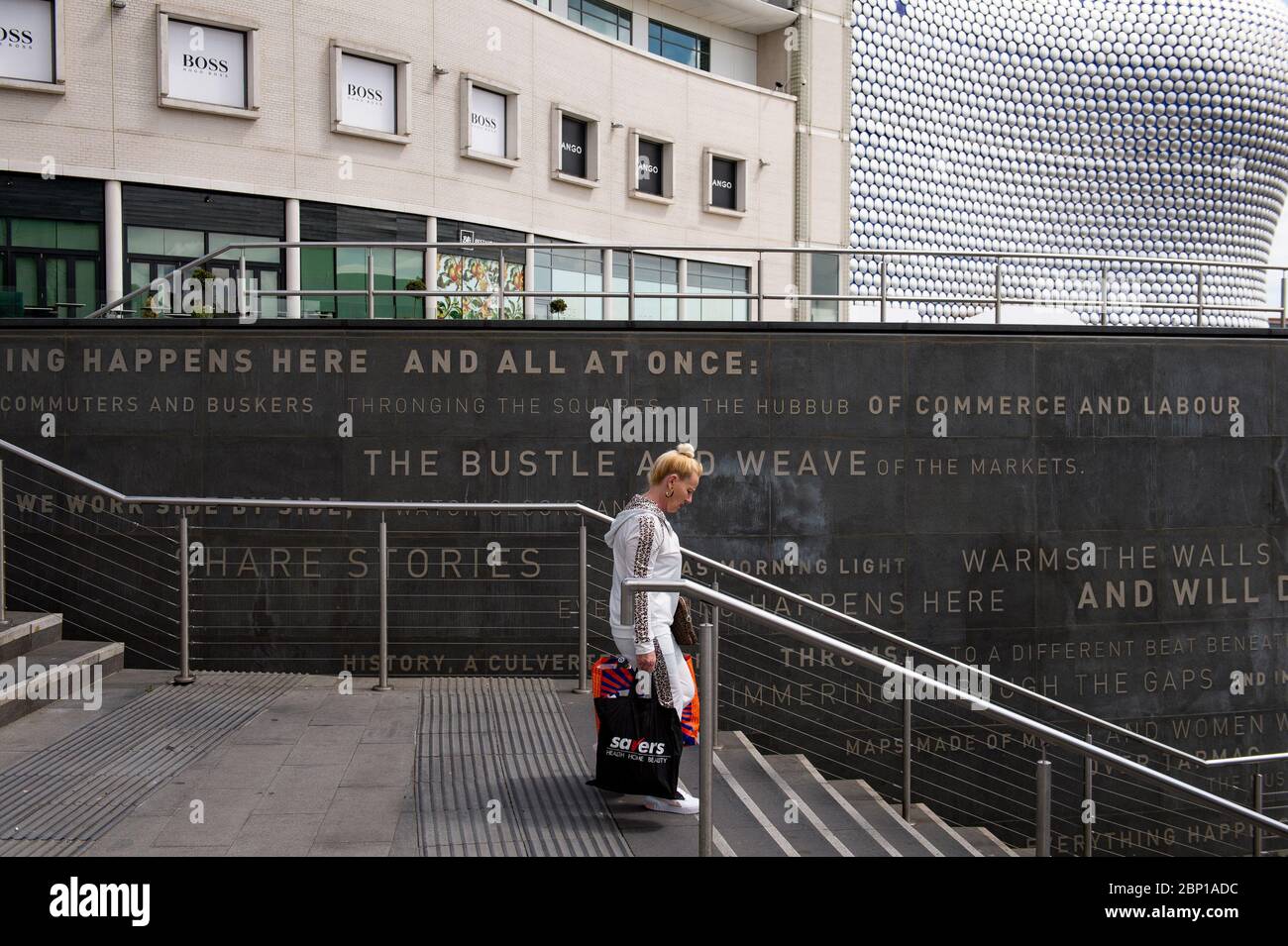 Un acheteur se promène au centre commercial Bullring de Birmingham, à proximité de tout désert, après l'introduction de mesures pour sortir le pays de son isolement. Banque D'Images