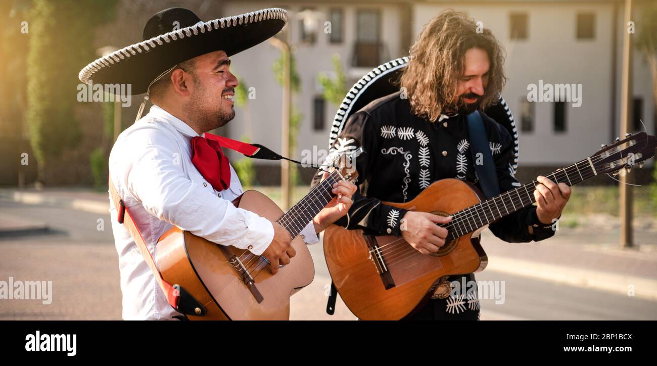 Des musiciens mexicains jouent des instruments de musique dans la ville. Rue de la ville en été. Banque D'Images