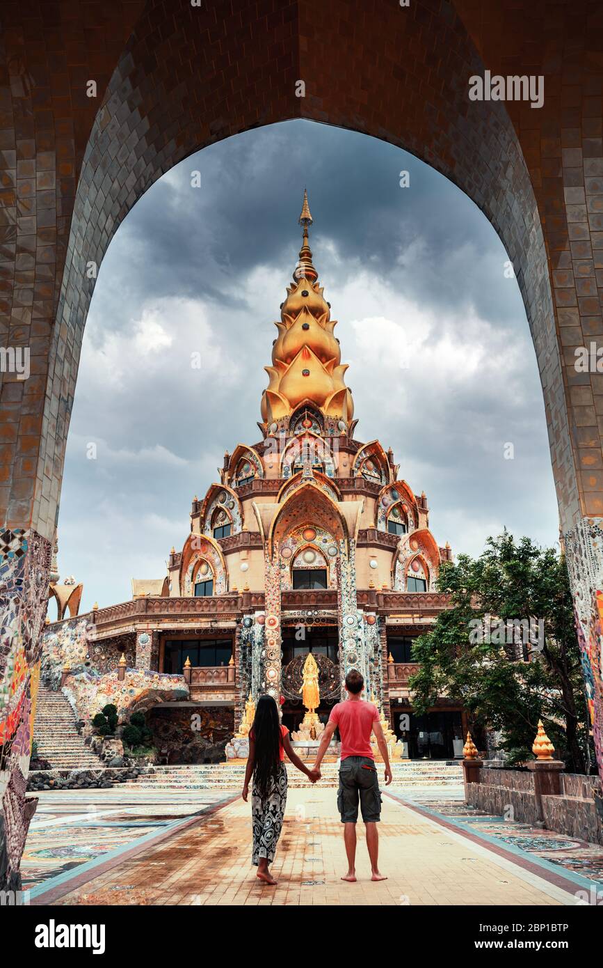 Un couple de voyageurs heureux explore le paysage de l'architecture thaïlandaise dans le style Lanna dans le temple bouddhiste de Thaïlande. Culture et religion asiatiques Banque D'Images