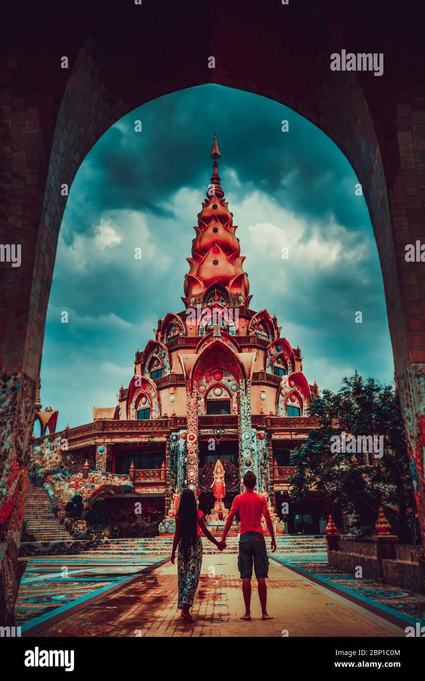 Un couple de voyageurs heureux explore le paysage de l'architecture thaïlandaise dans le style Lanna dans le temple bouddhiste de Thaïlande. Culture et religion asiatiques Banque D'Images