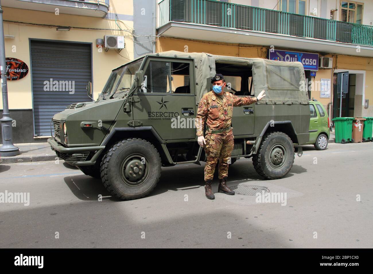 Un soldat de l'armée italienne pendant une opération de contrôle du territoire de la ville pour la vérification de la distance sociale . Banque D'Images