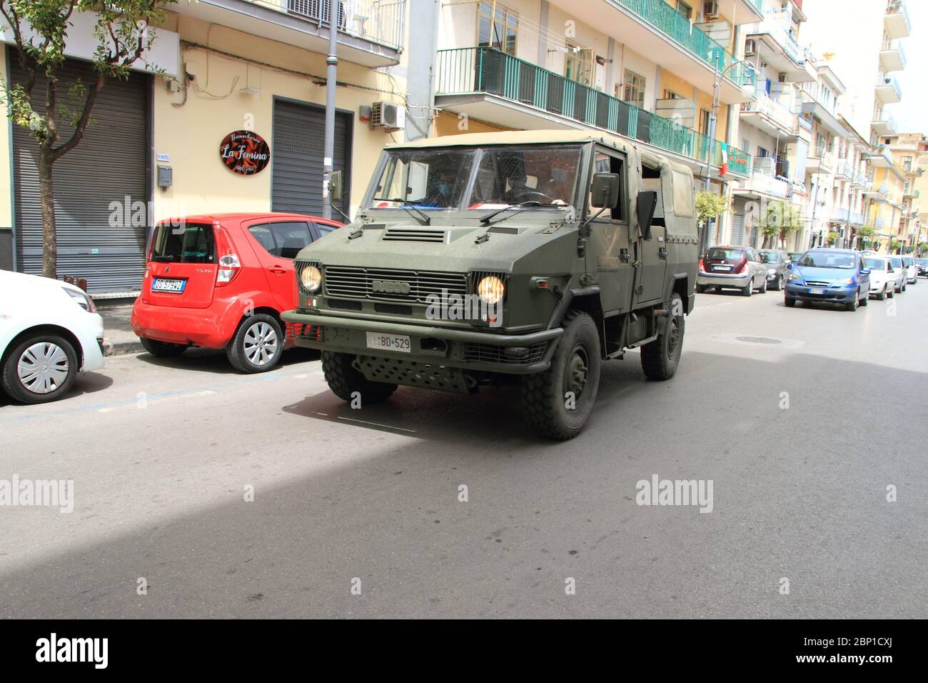 Un véhicule militaire de l'armée italienne autour du centre-ville pour une action visant à contrôler le respect des règles de distance sociale pendant la phase 2 . Banque D'Images