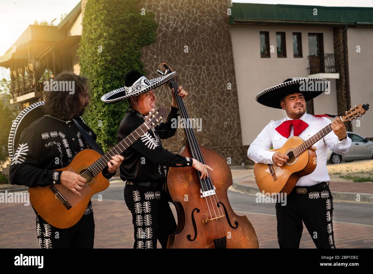 Des musiciens mexicains jouent des instruments de musique dans la ville. Rue de la ville en été. Banque D'Images
