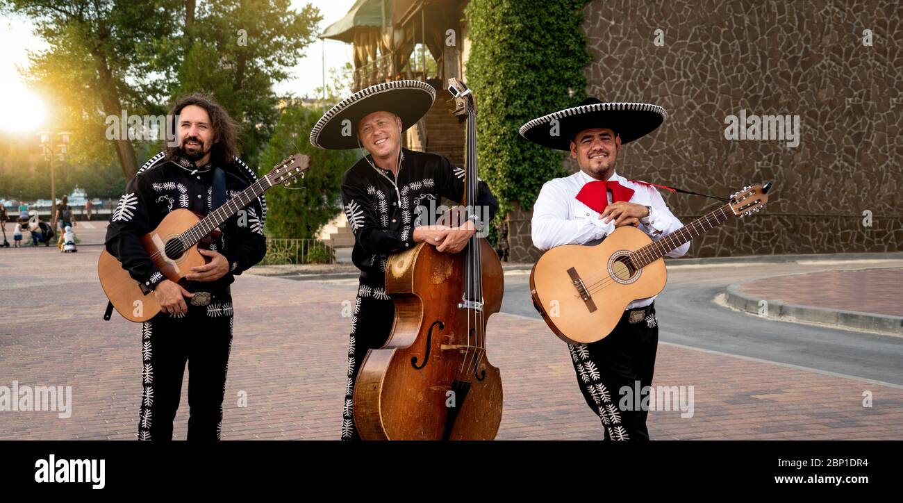 Des musiciens mexicains jouent des instruments de musique dans la ville. Rue de la ville en été. Banque D'Images