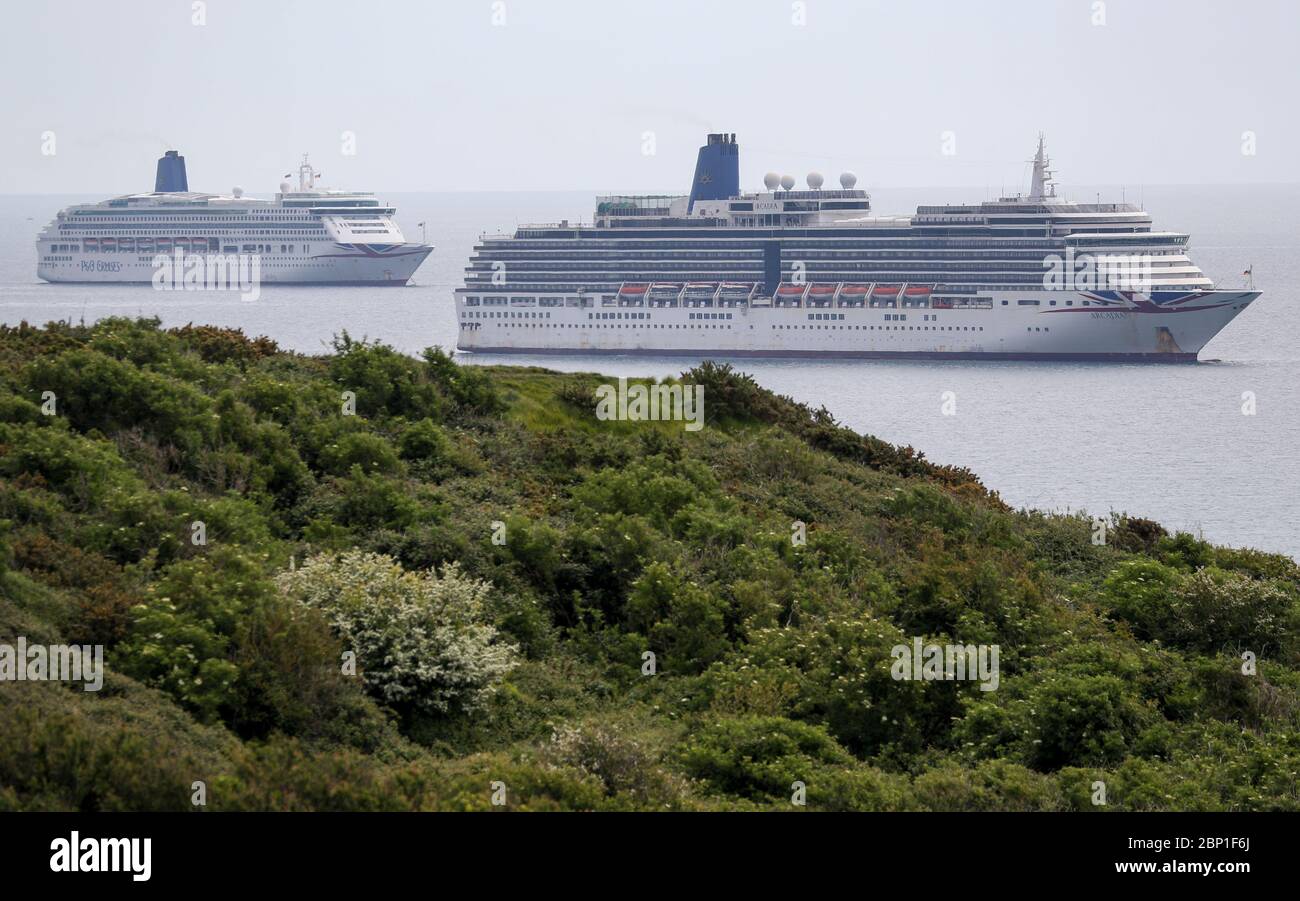 Les bateaux de croisière P&O Aurora (à gauche) et Arcadia (à droite) à la berth dans la baie de Weymouth. 6 navires, dont 5 navires de croisière de P&O et Cunard et Ocean Liner Queen Mary 2 de Cunard, ont amarré dans la baie de Weymouth. 6 navires, dont 5 navires de croisière de P&O et Cunard et Ocean Liner Queen Mary 2 de Cunard, ont amarré dans la baie de Weymouth, tandis que les croisières sont reportées ou annulées en raison du coronavirus. Banque D'Images