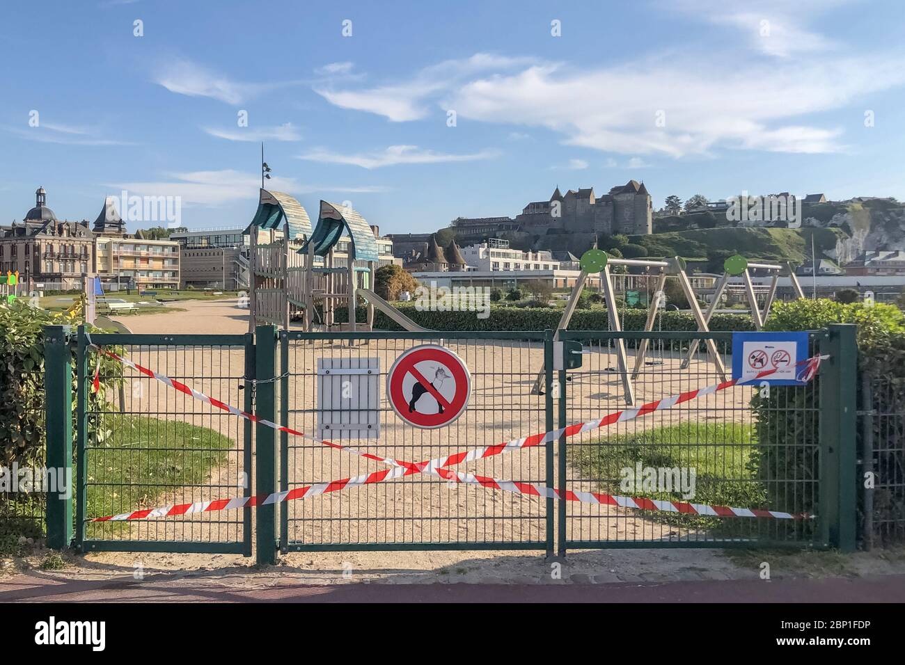 DIEPPE, FRANCE - 16 MAI 2020 l'aire de jeux pour enfants est fermée. Interdiction du coronavirus des aires de jeux pour enfants Banque D'Images