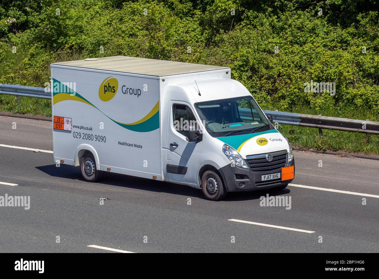 Déchets de santé du Groupe PHS ; véhicules mobiles de circulation automobile, conduite de véhicules sur les routes britanniques, moteurs, conduite sur l'autoroute M6 Banque D'Images