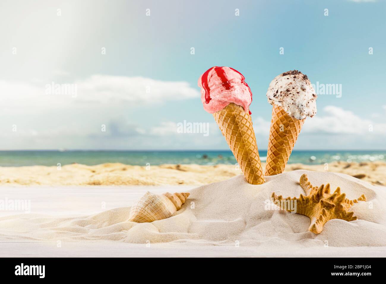des cônes de glace brollés dans le sable sur la plage ensoleillée Banque D'Images