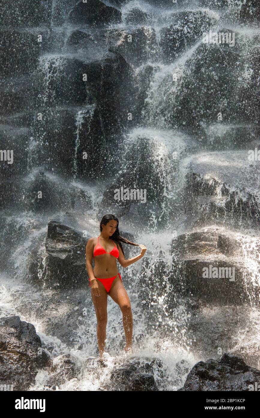 Fille debout à Kanto Lampo Waterfall près d'Ubud Bali Indonésie Banque D'Images