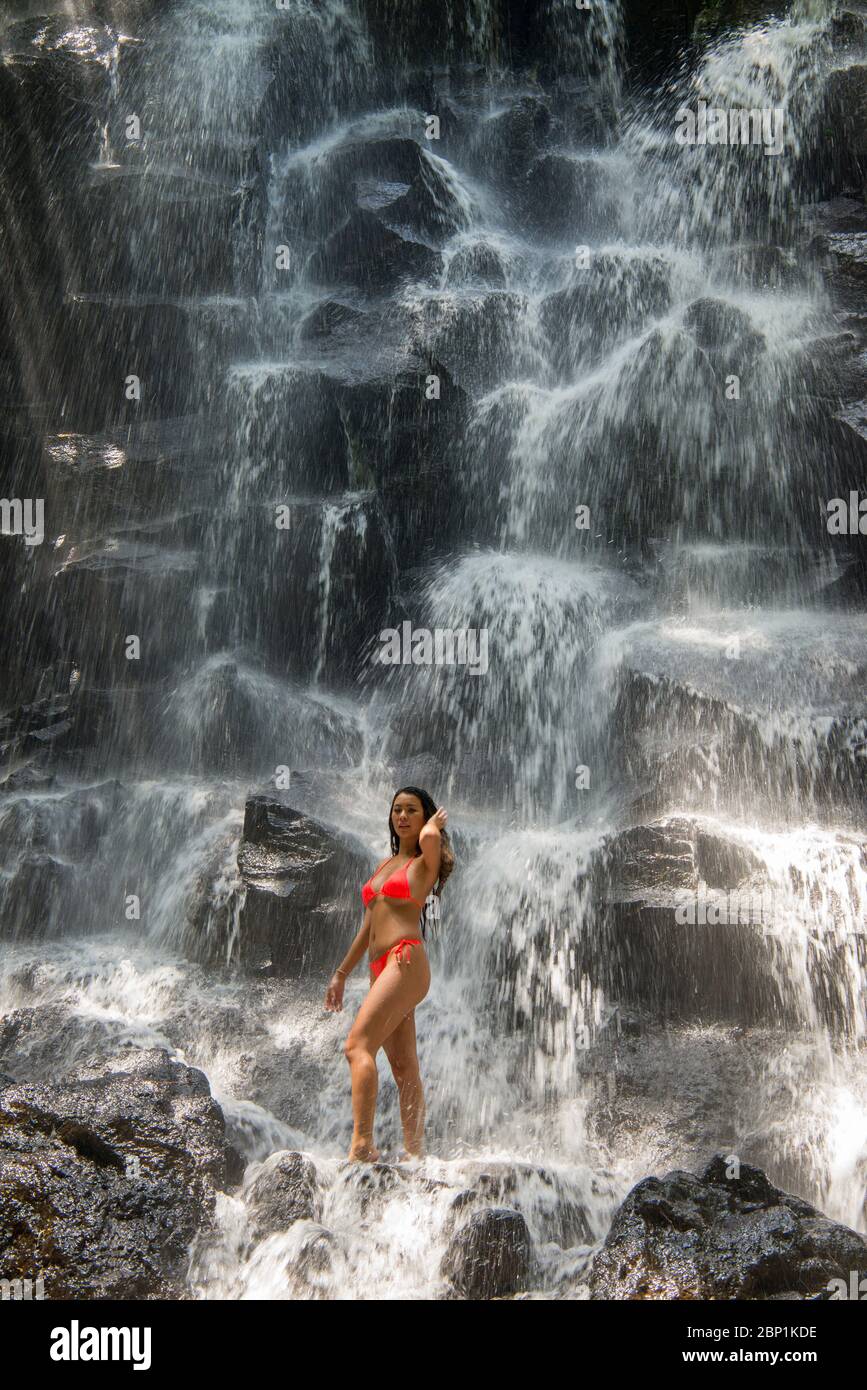 Fille debout à Kanto Lampo Waterfall près d'Ubud Bali Indonésie Banque D'Images
