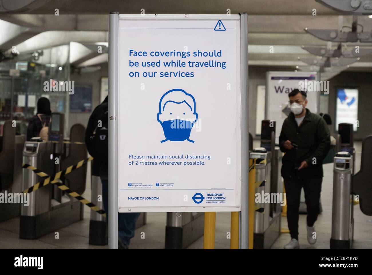 Des affiches et des autocollants sur le métro de Londres rappellent aux gens de porter des revêtements de visage et de distance sociale sur les transports publics. Westminster Undergro Banque D'Images