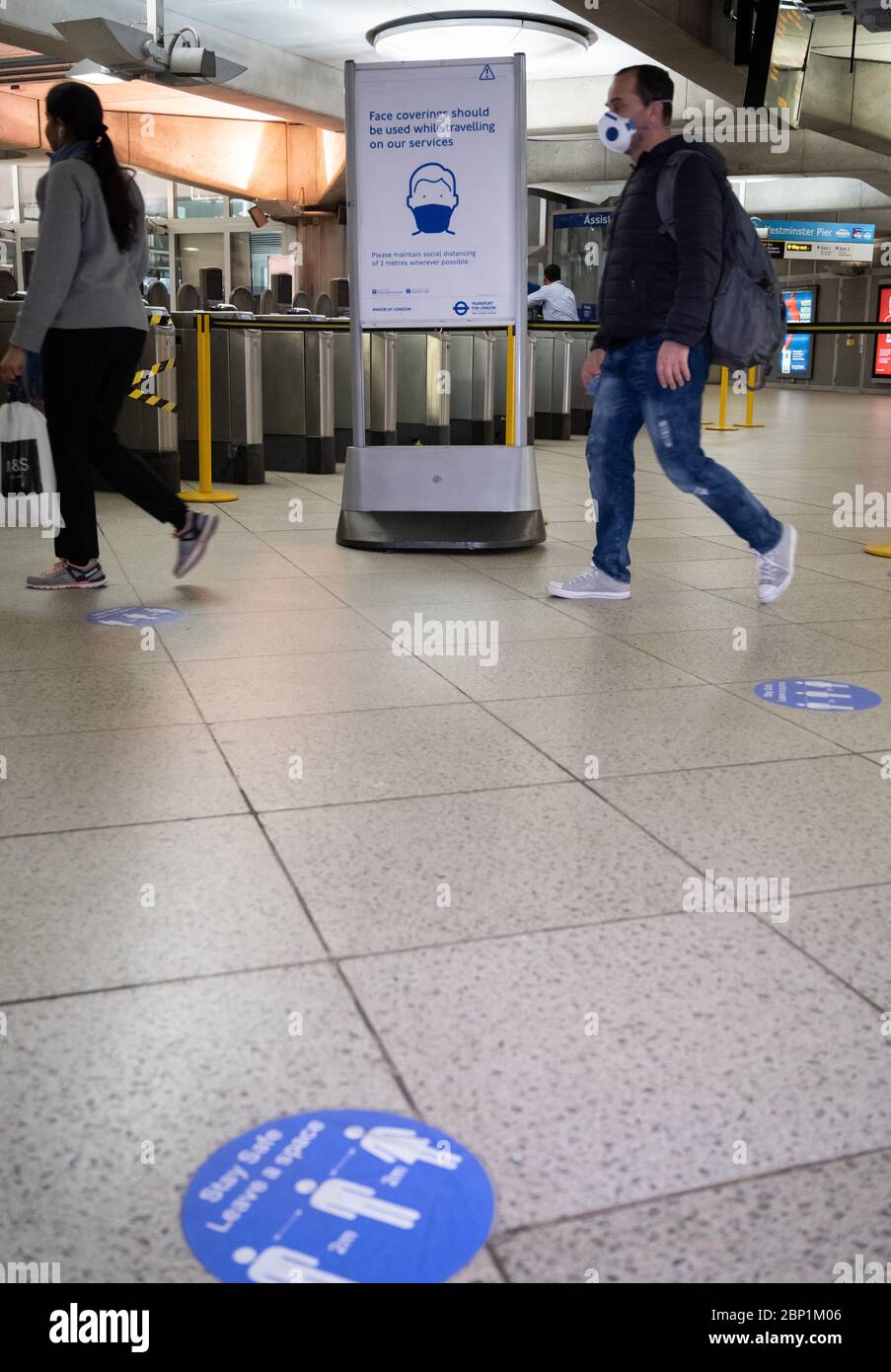 Des affiches et des autocollants sur le métro de Londres rappellent aux gens de porter des revêtements de visage et de distance sociale sur les transports publics. Westminster Undergro Banque D'Images