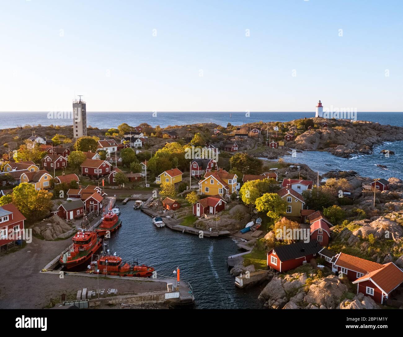 Landsort est le nom d'un phare sur l'île d'Öja. Le petit village est l'une des destinations les plus populaires de l'archipel de Stockholm. Banque D'Images