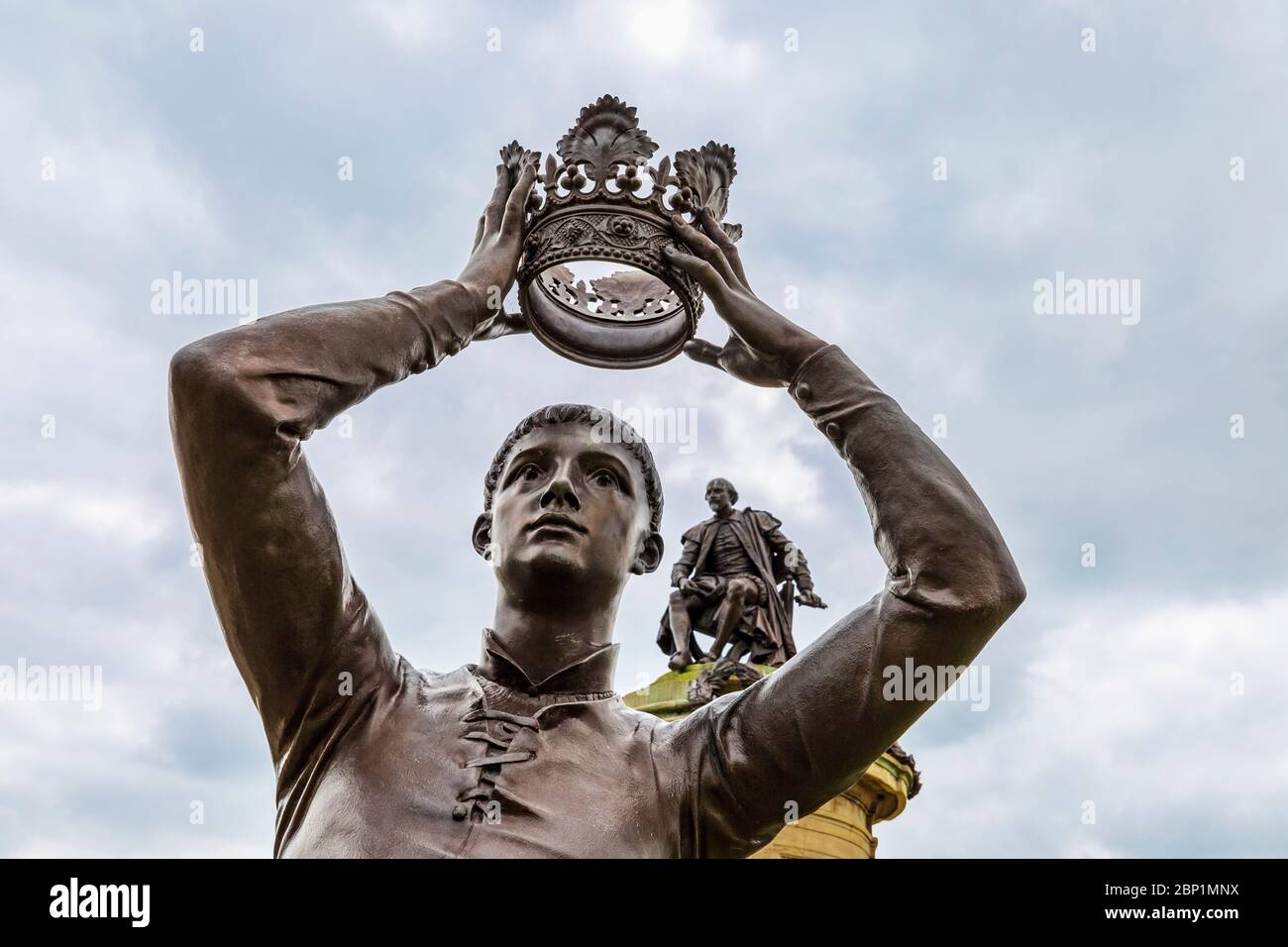 Une statue du prince Hal (Henry V) et William Shakespeare sur le sommet du monument Gower, Stratford-upon-Avon, Angleterre Banque D'Images