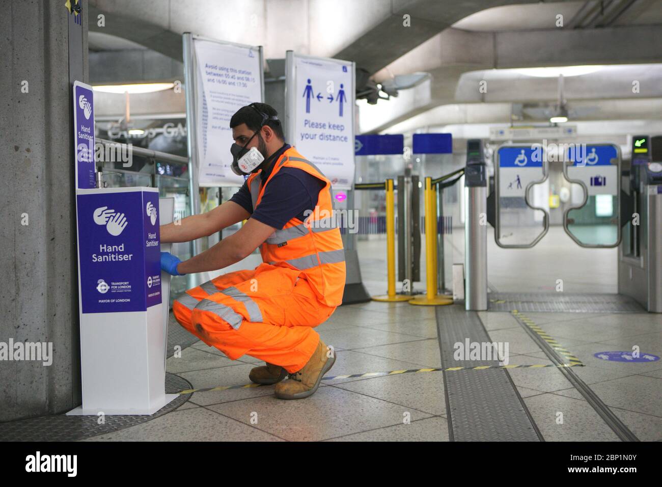 Transport pour les entrepreneurs de Londres installer des stations de désinfectant pour les mains à l'intérieur de la station de métro Westminster pour les voyageurs pendant la pandémie du coronavirus. Banque D'Images