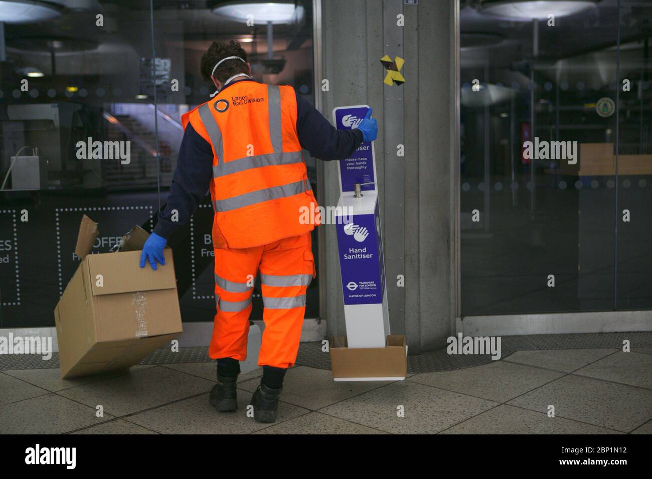 Transport pour les entrepreneurs de Londres installer des stations de désinfectant pour les mains à l'intérieur de la station de métro Westminster pour les voyageurs pendant la pandémie du coronavirus. Banque D'Images