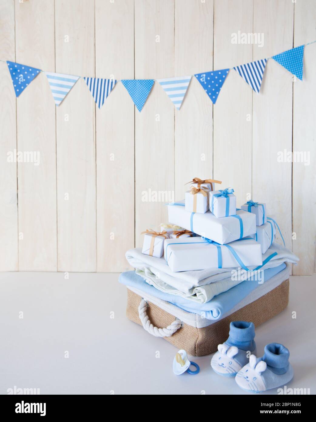 C'est un garçon, thème bleu douche de bébé ou fond de pépinière avec des bordures décorées sur fond blanc. Banque D'Images