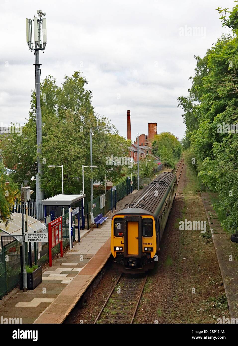 Un train traverse la gare de Burscough Junction avec un train de