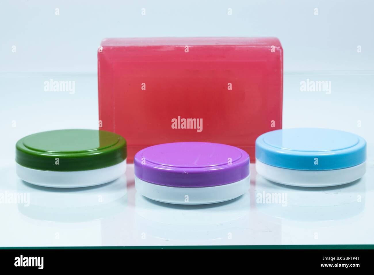 Savon et crème pour les mains en gros plan de 3 couleurs différentes. Blanc en arrière-plan. Gros plan. Banque D'Images