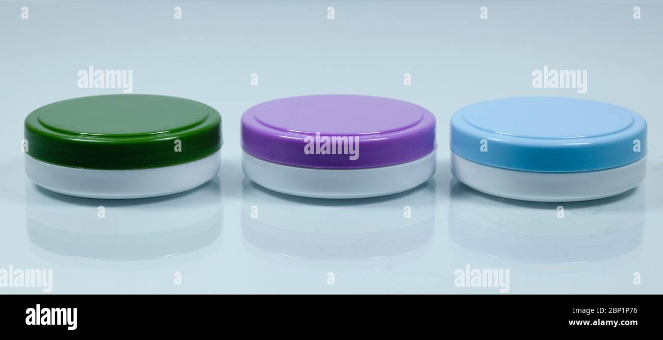 Crème pour les mains en gros plan de 3 couleurs différentes. Blanc en arrière-plan. Gros plan. Banque D'Images