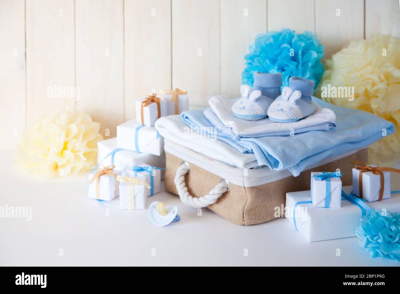C'est un garçon, thème bleu douche de bébé ou fond de pépinière avec des bordures décorées sur fond blanc. Banque D'Images