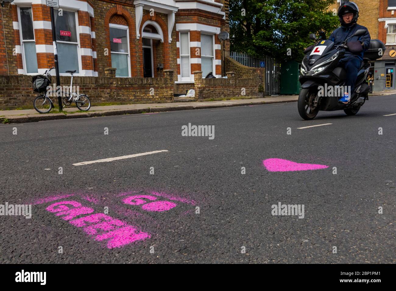 Londres, Royaume-Uni. 17 mai 2020. Extinction rébellion manifestation organisée intitulée - No Going Back: Rerécupérez les rues! Les manifestants créent des pistes cyclables autour de Londres (dans ce cas, la route Munster, Fulham) en utilisant des pochoirs et de la peinture pour s'efforcer de promouvoir l'idée de garder les rues « vertes » même après la fin de l'écluse pour le coronavirus. Crédit : Guy Bell/Alay Live News Banque D'Images