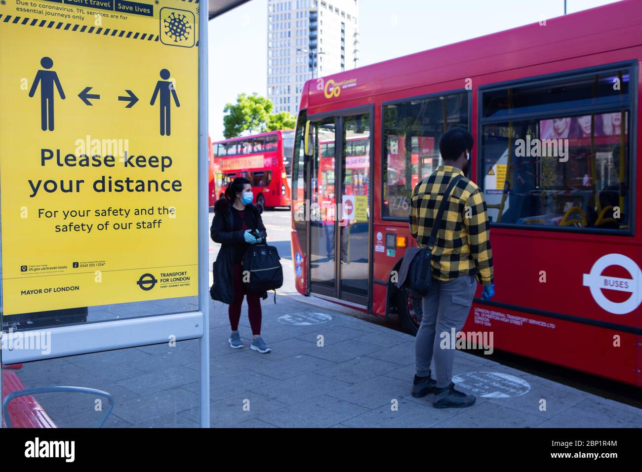Signalisation rappelant aux navetteurs de se rendre à distance sur les services d'autobus à Stratford, dans l'est de Londres, en Angleterre, au Royaume-Uni, pendant la pandémie du coronavirus. Mai 2020 Banque D'Images