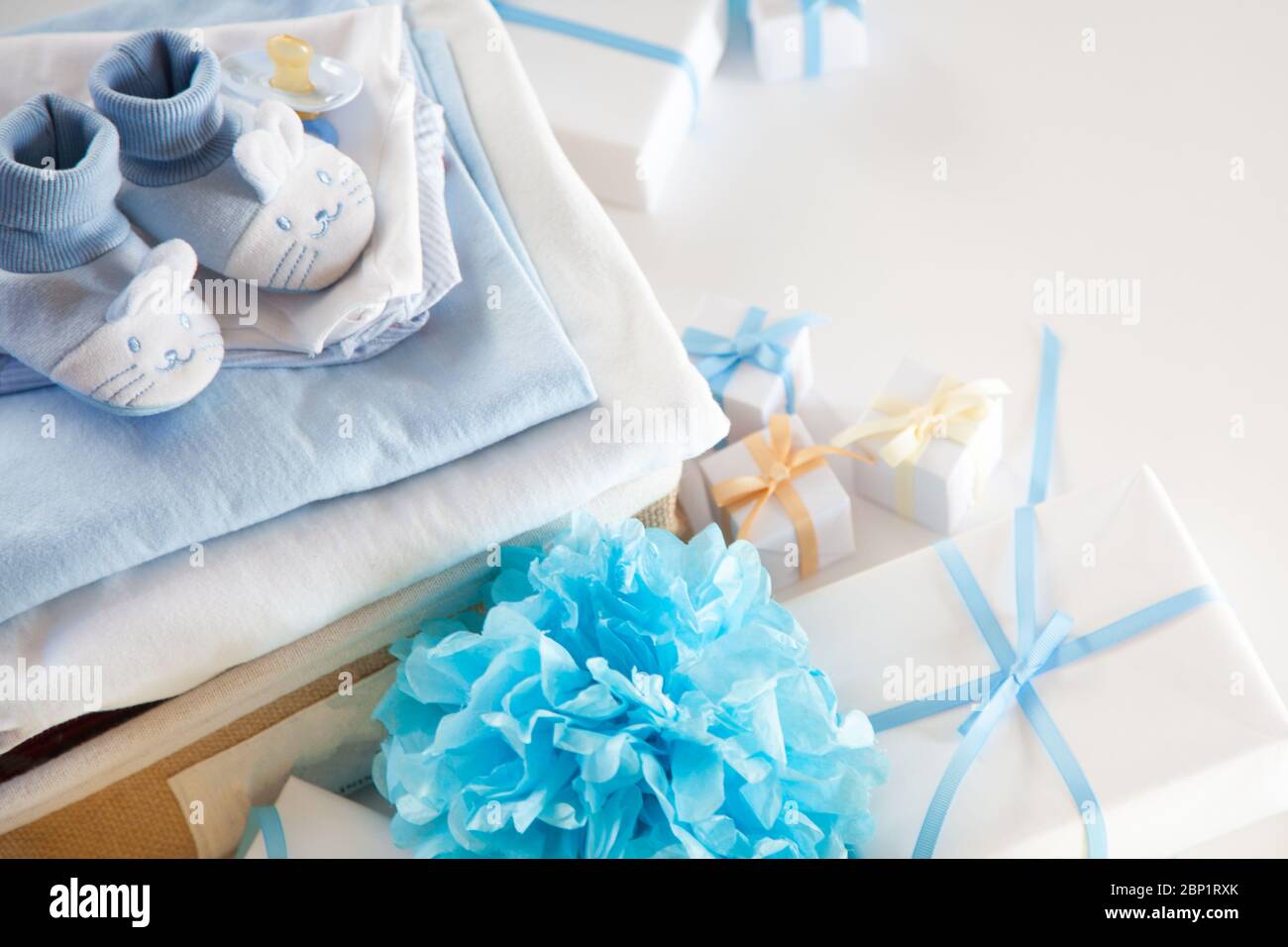 C'est un garçon, thème bleu douche de bébé ou fond de pépinière avec des bordures décorées sur fond blanc. Banque D'Images