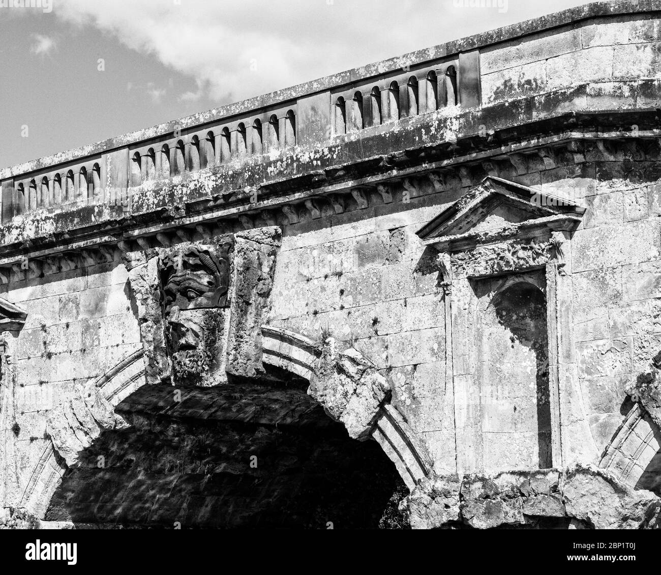 Le Folil du XVIIIe siècle, conçu par Daniel Garrett, au-dessus de la « Nouvelle rivière », Castle Howard Estate, North Yorkshire, Royaume-Uni Banque D'Images