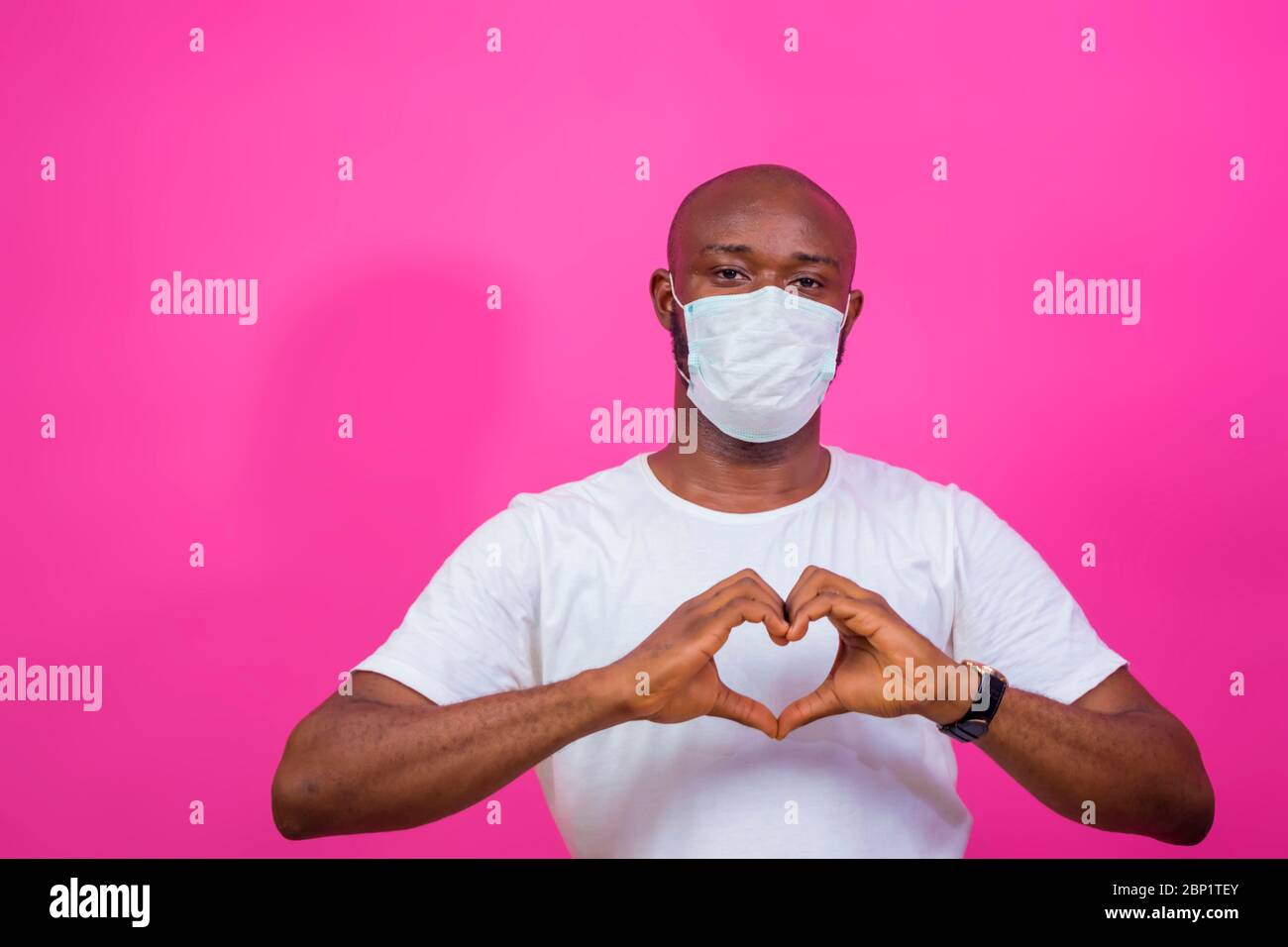 jeune homme noir portant un masque nasal et faisant un signe d'amour Photo  Stock - Alamy