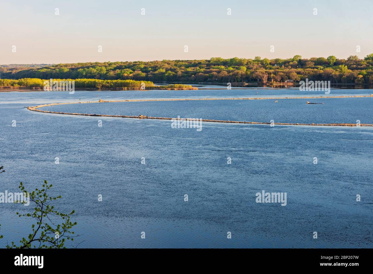 bluffs et île dans la région de lac de printemps de la vallée du fleuve mississippi près de hastings Banque D'Images