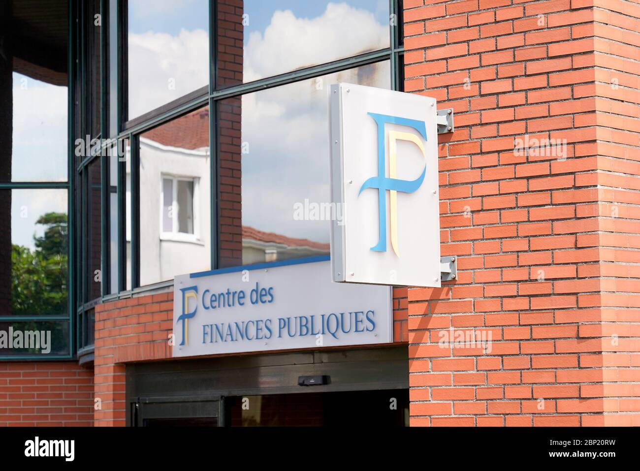 Bordeaux , Aquitaine / France - 05 14 2020 : centre des finances publiques  logo signe Bureau fiscal Administration française des finances publiques  Photo Stock - Alamy