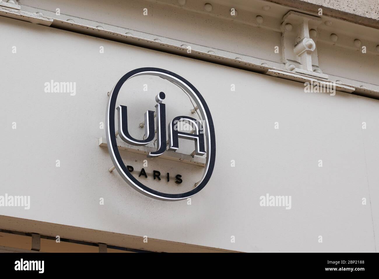 Bordeaux Aquitaine France 05 12 2020 un jour ailleurs uja paris logo signe femmes magasin de mode vetements marque Photo Stock Alamy