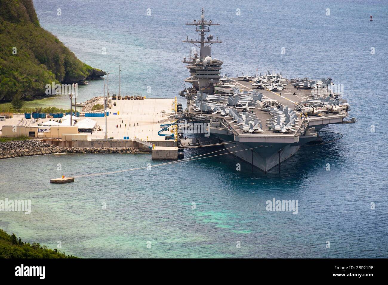 Le porte-avions de la classe Nimitz de la Marine américaine USS Theodore Roosevelt a amarré le quai à la base navale de Guam le 15 mai 2020 à Apra Harbour, Guam. L'équipage COVID-Negative est revenu de la quarantaine et se prépare à retourner en mer pour poursuivre son déploiement prévu dans l'Indo-Pacifique. Banque D'Images
