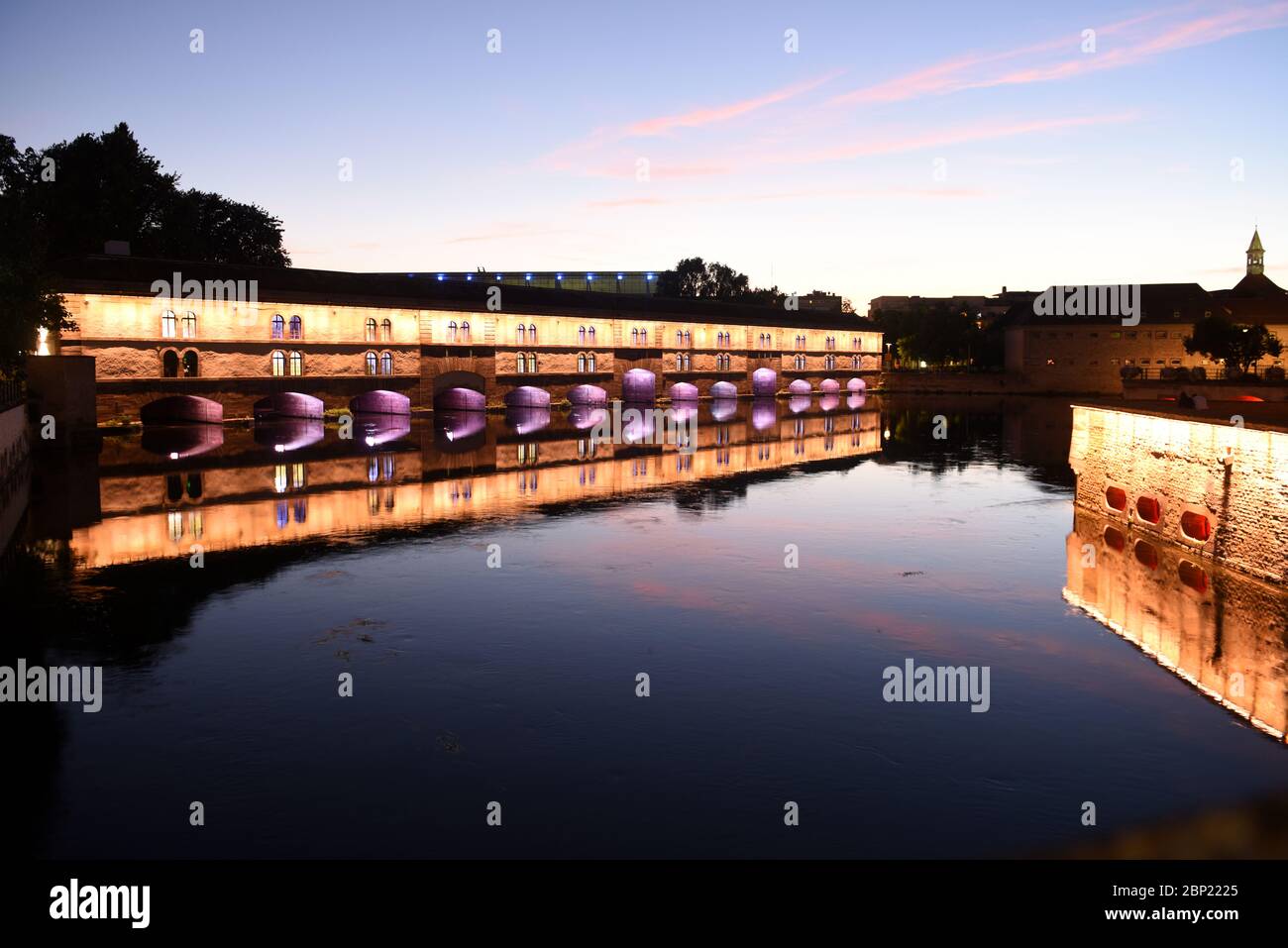 Barrage Vauban ou pont du barrage Vauban la nuit à Strasbourg, France. Banque D'Images