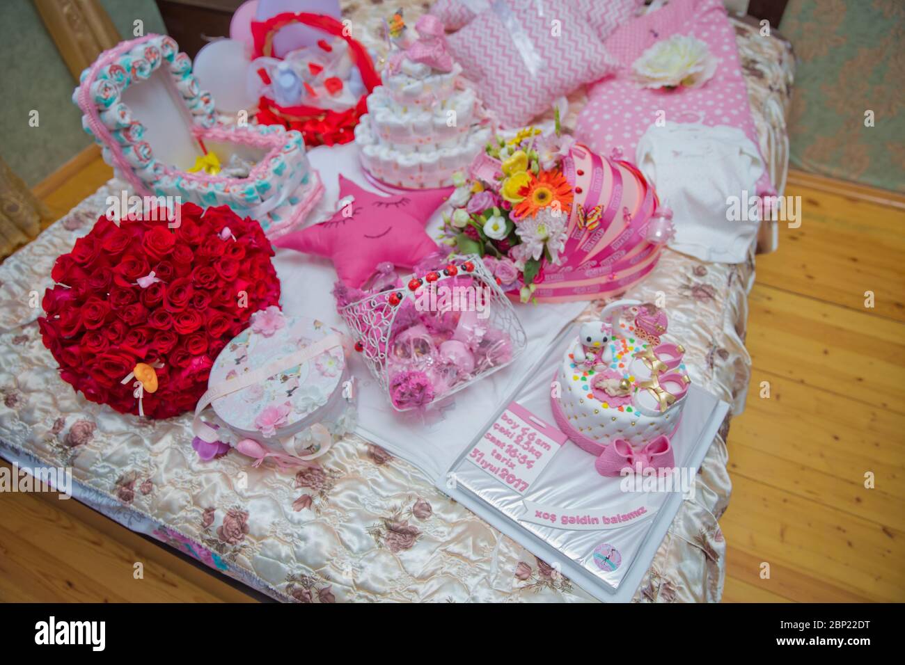 Un bouquet de fleurs bouquet de cent roses rouges . La poignée du panier rouge d'engagement . Panier en fer rose vif . bouquet multicolore Banque D'Images