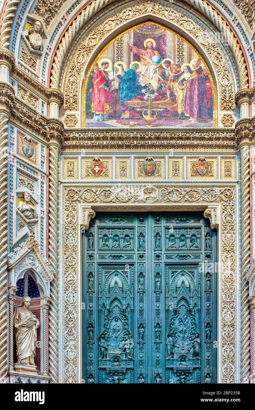 Le portail principal du Duomo di Firenze, Florence, Italie Banque D'Images