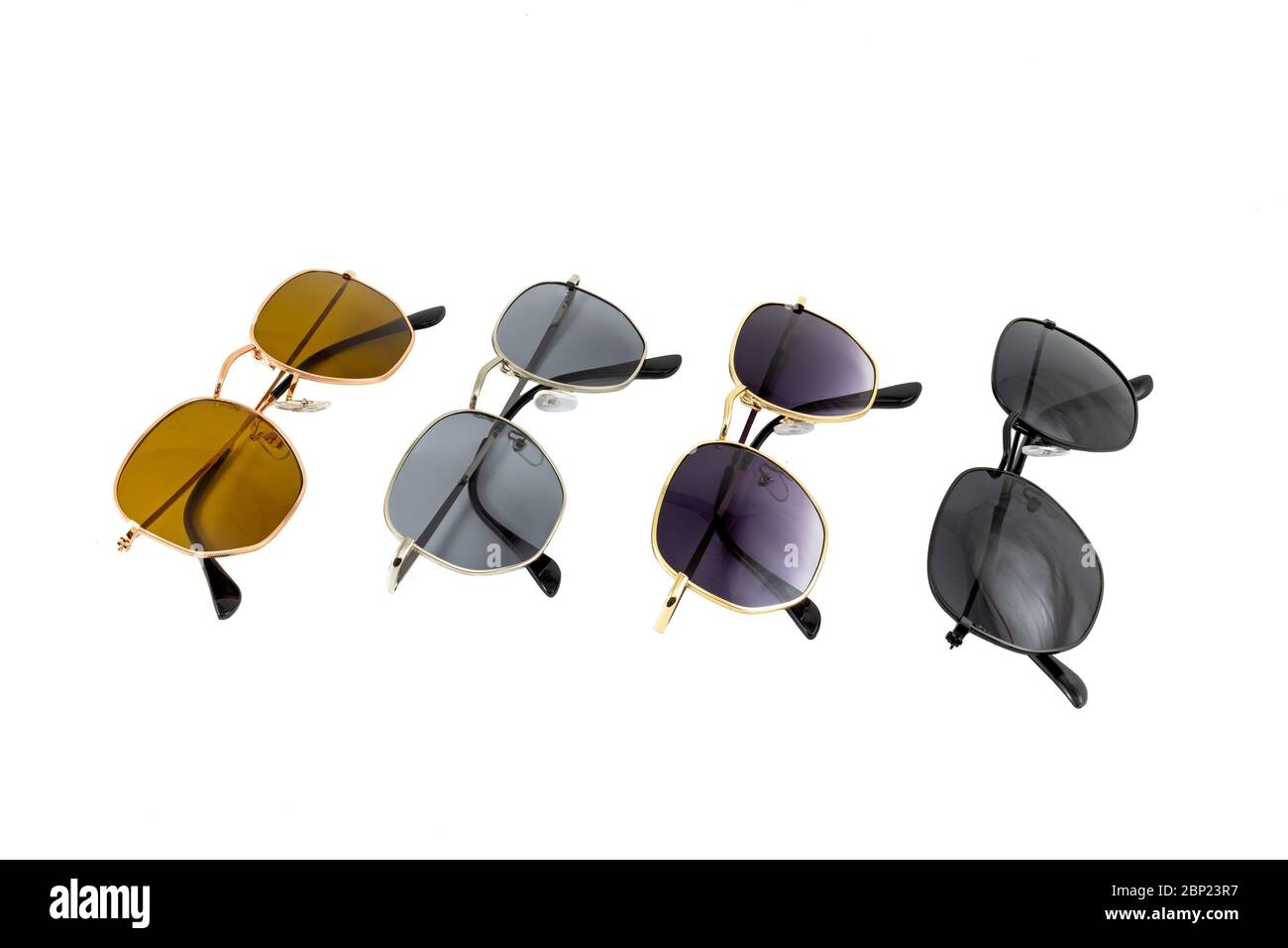 Collection de lunettes de soleil avec verres de couleur marron, argent,  bleu foncé et noir, cadres en forme de rectanglular or et argent isolés sur  blanc Photo Stock - Alamy