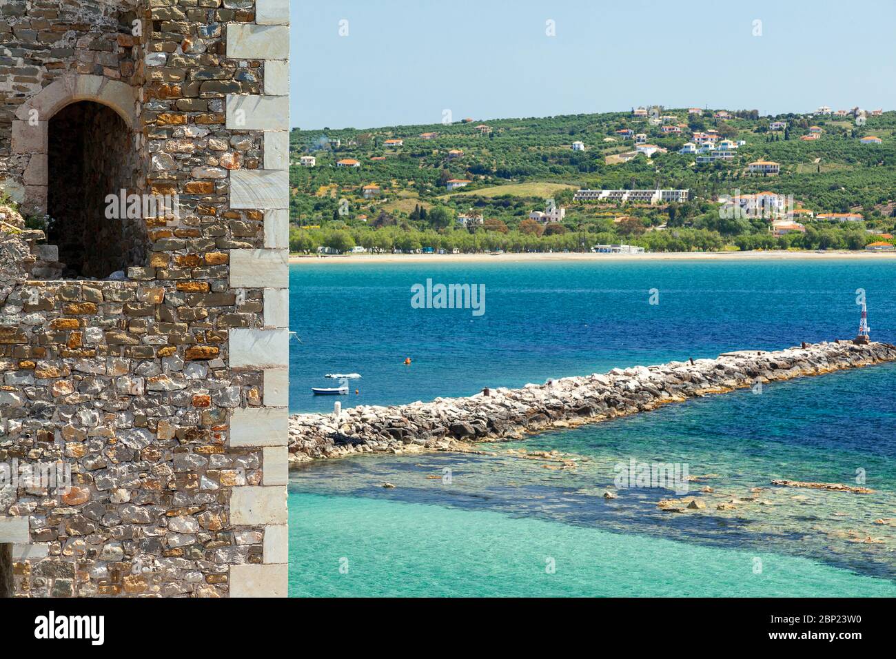 Ville de Methoni, vue partielle sur le port depuis le château médiéval de Methoni. Banque D'Images