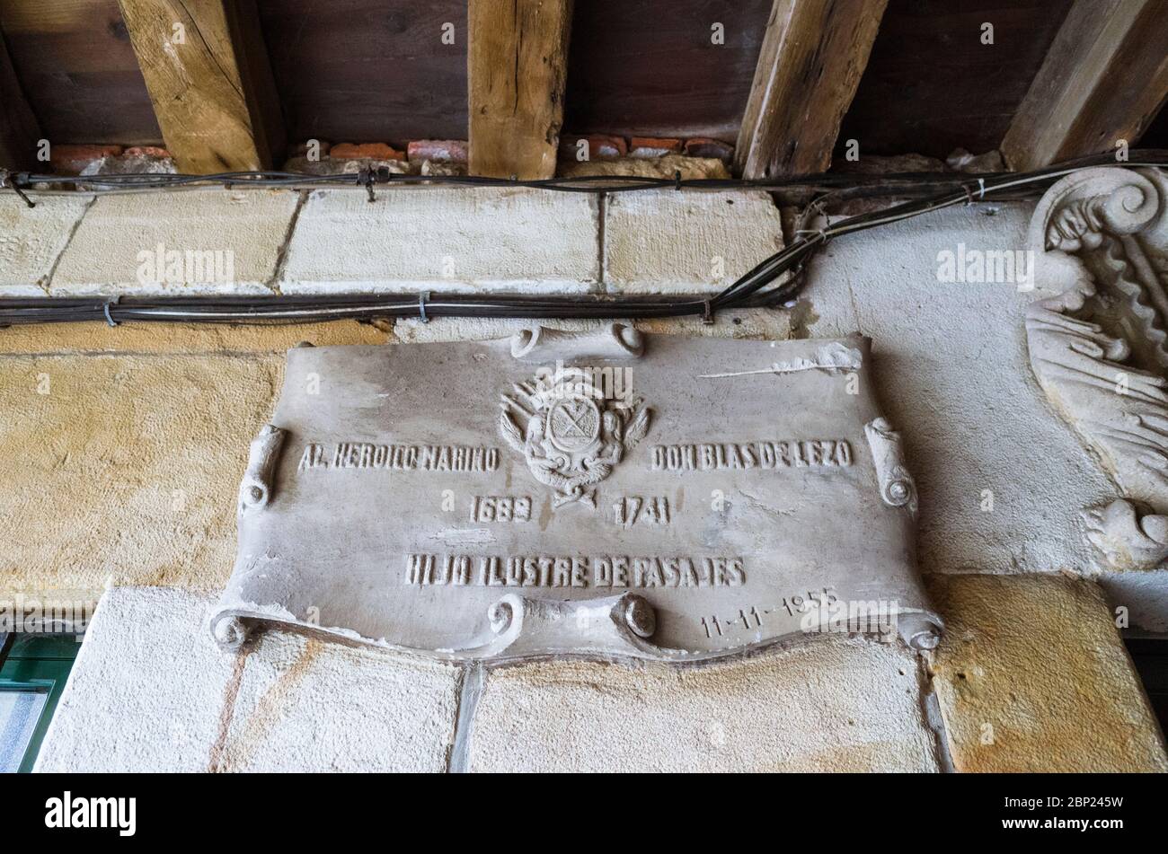 Pasajes de San Pedro, Gipuzkoa, pays Basque, Espagne - 17 juillet 2019 : plaque placée dans la maison où l'amiral espagnol Blas de Lezo (1689-1741) wa Banque D'Images