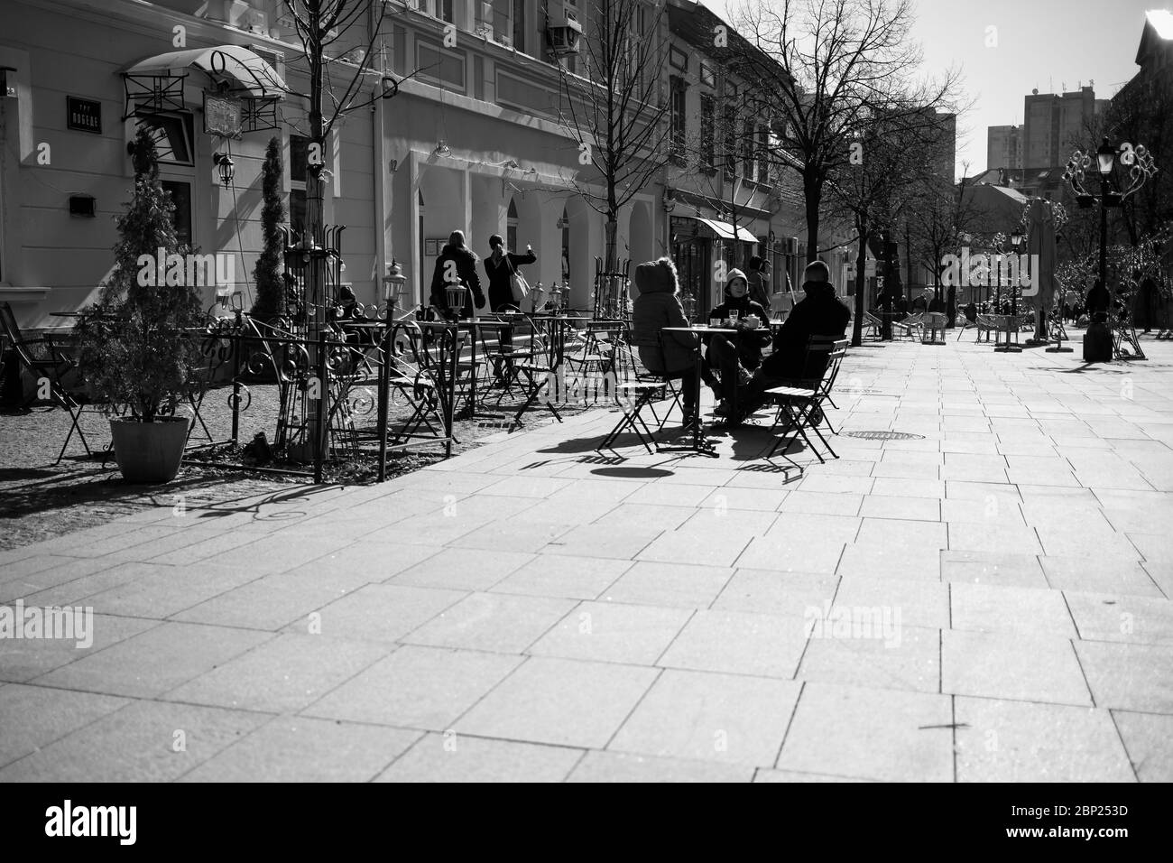 Belgrade, Serbie, 22 février 2020 : vue sur la place du Maître (Magistarski Trg) à Zemun avec café extérieur et invités (B/W) Banque D'Images