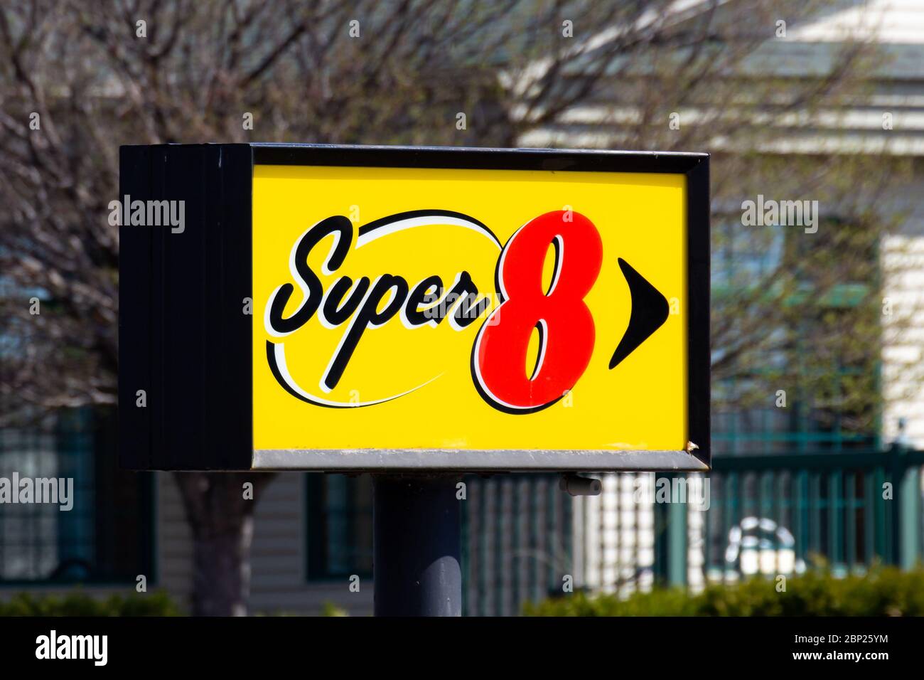 HUDSON, WI/USA - 26 avril 2020 : panneau extérieur du Super 8 Motel et logo de la marque. Banque D'Images