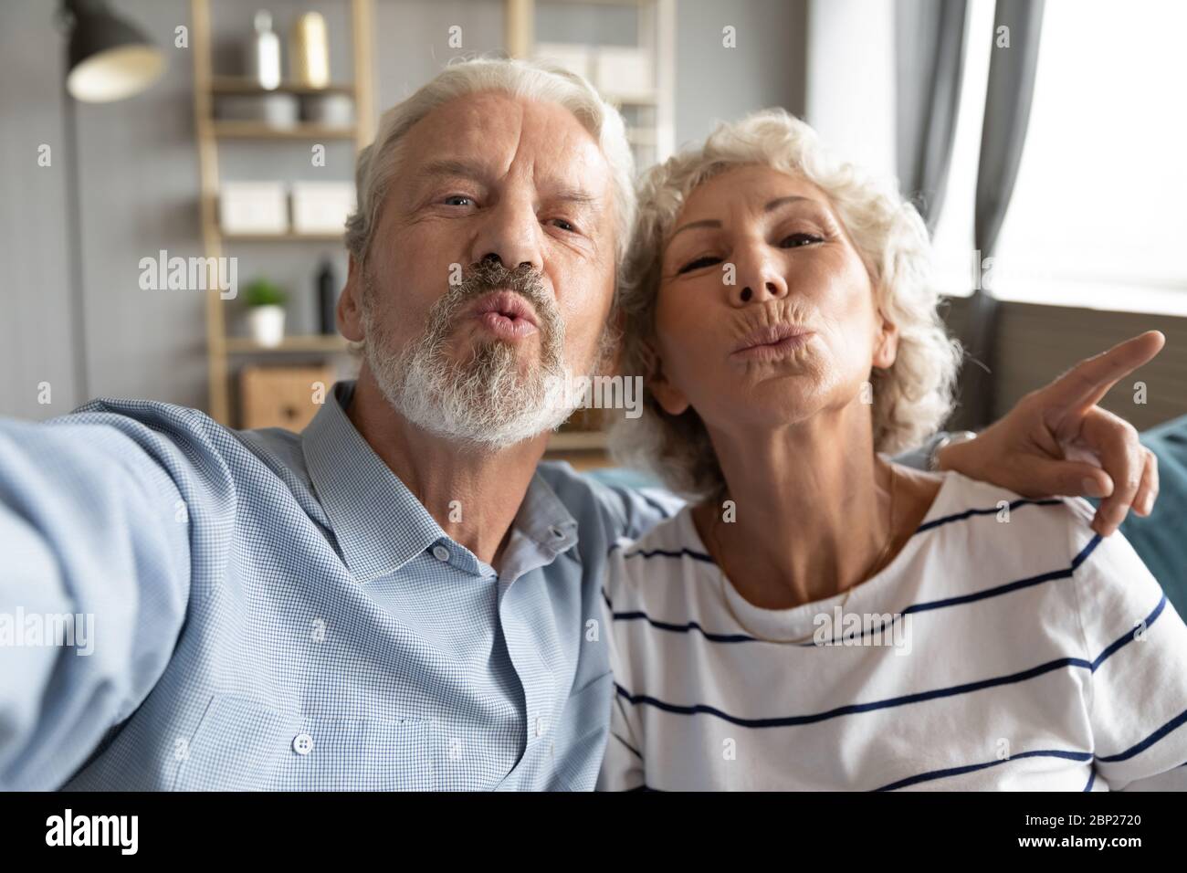Caméra Web vue childish mature couple marié famille s'amuser. Banque D'Images