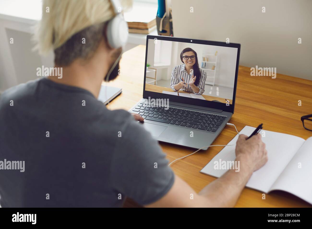 Éducation à domicile en ligne. Conférence téléphonique à distance pour étudiants et enseignants. Banque D'Images