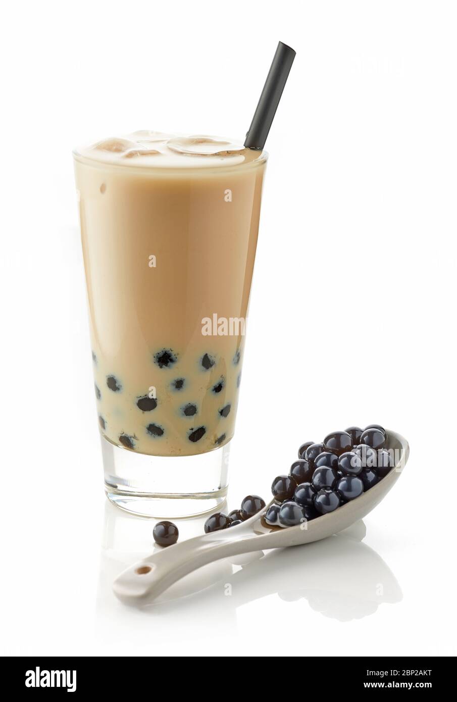 verre de thé glacé à bulles avec lait et paille noire isolé sur fond blanc Banque D'Images