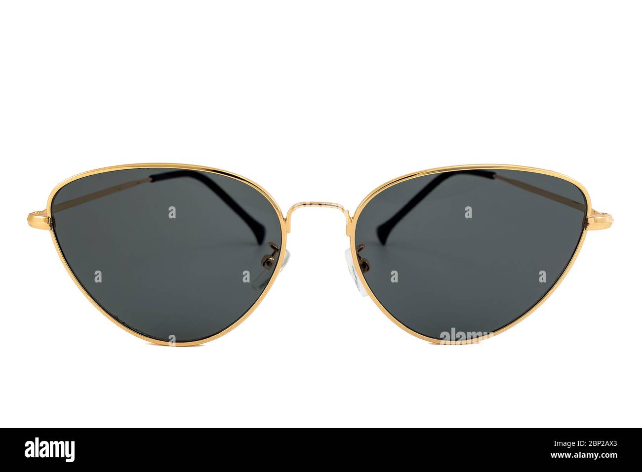 Lunettes de soleil pour chats avec verres noirs et cadre doré en forme de triangle isolé sur fond blanc, vue avant. Banque D'Images