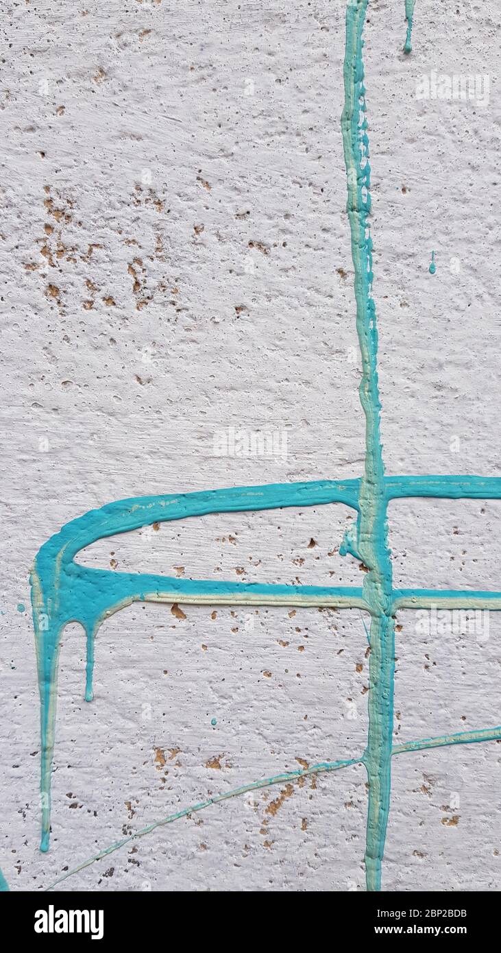 Lignes et traits de peinture bleu clair sur la surface murale en stuc blanc. Gros plan de la peinture bleue goutte à goutte. Arrière-plan abstrait peint avec espace de copie Banque D'Images
