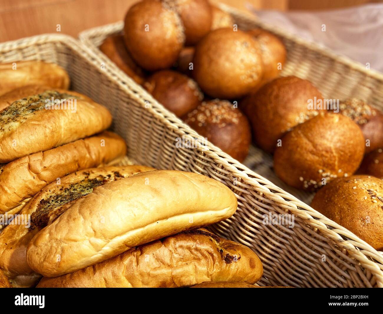 Différentes pâtisseries et pain sur la fenêtre du magasin dans le supermarché. Photo mobile. Banque D'Images